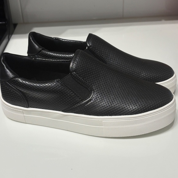 ✨ Sleek Black Slip-On Sneakers ✨ - Picture 3 of 3